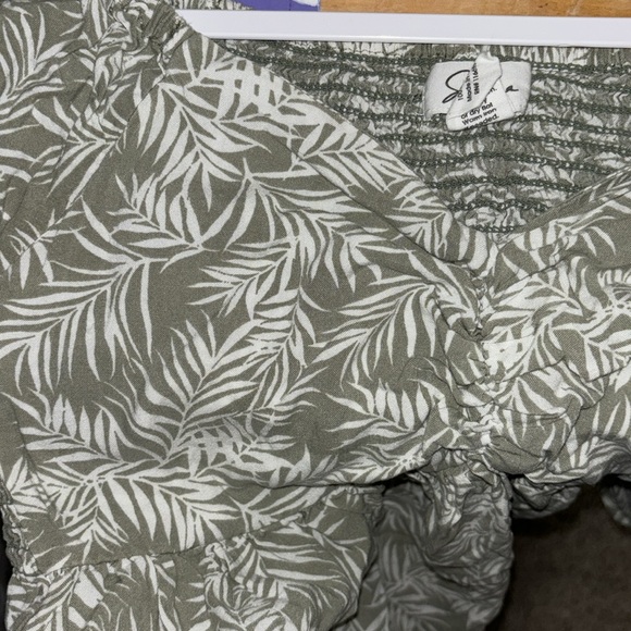 Cutesy Frilly Green Floral Top - Picture 4 of 4